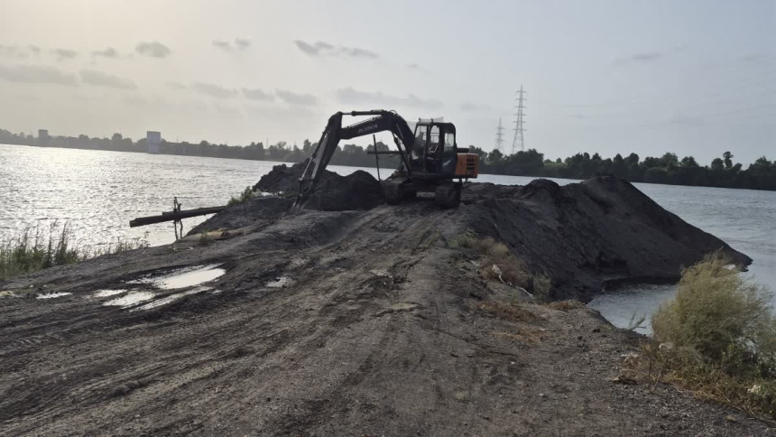 Tapi Illegal Sand Mining Vyara: તાપીના કણજામાં નદીના પટ પર તંત્રનો મેગા દરોડો, ગેરકાયદે રેતી ખનનમાંથી ૧ કરોડથી વધુનો મુદ્દામાલ જપ્ત 1 Tapi Illegal Sand Mining Vyara