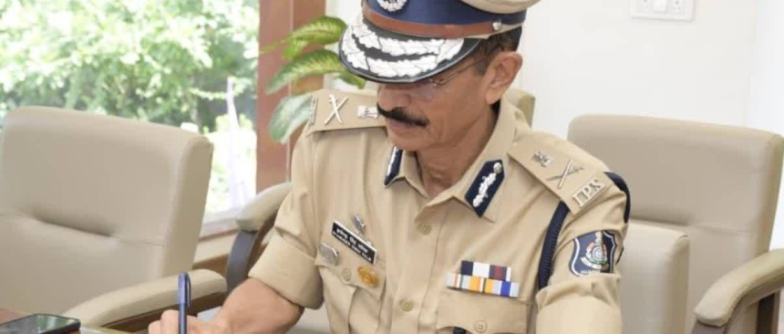 Gujarat DGP Order: ગુજરાત પોલીસનો ઐતિહાસિક નિર્ણય, હવે પોલીસ કમિશનરથી લઈને PI સુધીના તમામ અધિકારીઓ રોજ ૨ કલાક ફરજિયાત પ્રજાની ફરિયાદ સાંભળશે 1 Gujarat DGP Order