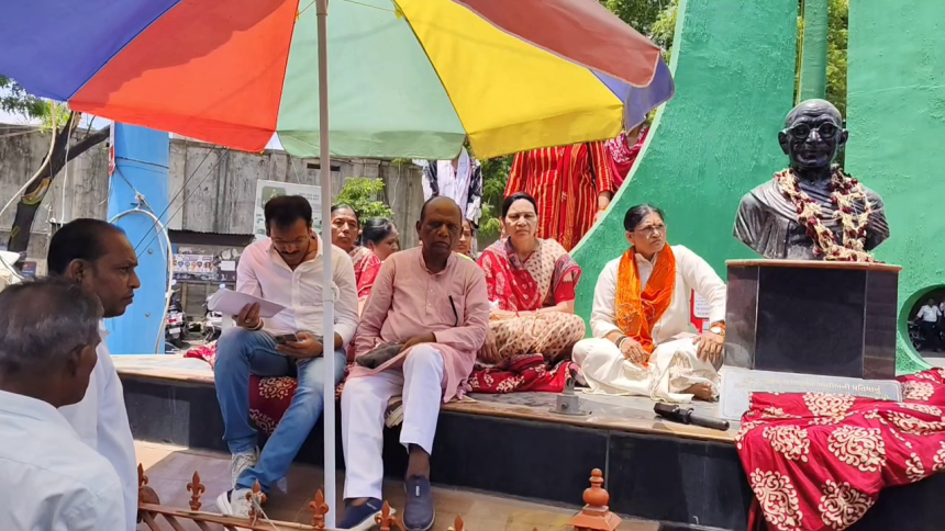 Narmada BJP MLA Darshana Deshmukh Protest: નર્મદા ભાજપમાં મોટો ભડકો, મહિલા ધારાસભ્ય ડૉ. દર્શનાબેનનું અપમાન થતાં ચાલુ કાર્યક્રમે વૉકઆઉટ, કાળઝાળ ગરમીમાં ધરણાં 1 Narmada BJP MLA Darshana Deshmukh Protest