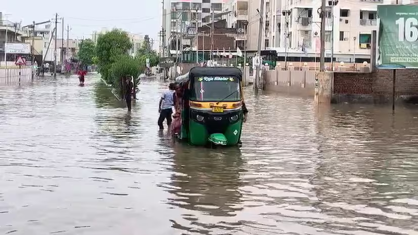 Gujarat Monsoon Forecast: ગુજરાતમાં મેઘરાજાનું રૌદ્ર સ્વરૂપ, 19 જિલ્લામાં ભારે વરસાદની ચેતવણી, દક્ષિણ ગુજરાતમાં રેડ એલર્ટ 1 Gujarat Monsoon Forecast