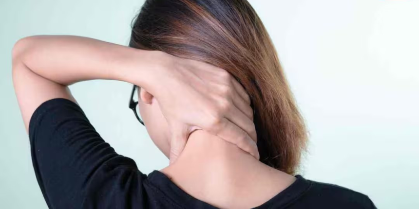 Cervical Pain Causes: સર્વાઈકલના દર્દથી બચવા માટે આ બાબતોનું રાખો ધ્યાન, શું તમારી બેસવાની રીત પણ છે જવાબદાર? 1 Cervical Pain Causes