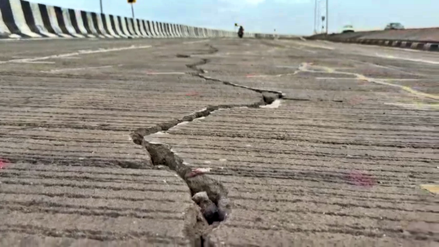 Bhavnagar Somnath Highway cracks: ભાવનગર-સોમનાથ હાઈવેની કફોડી હાલત: પ્રથમ વરસાદમાં જ રોડ પર મસમોટી તિરાડો પડતા વાહનચાલકો પરેશાન 1 Bhavnagar Somnath Highway cracks