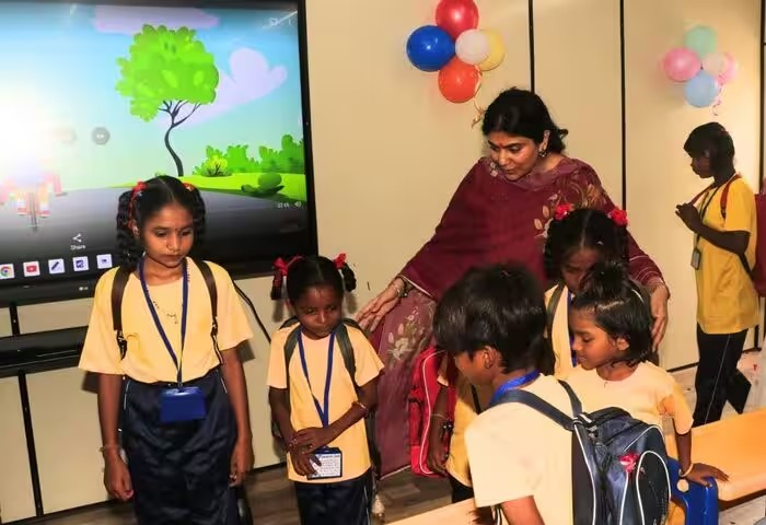 Rivaba Jadeja: શિક્ષણ પ્રધાન રિવાબા જાડેજાનો અનોખો અંદાજ, આદિવાસી વિસ્તારમાં સંકલ્પ વિદ્યોદયનું લોકાર્પણ 1 Rivaba Jadeja