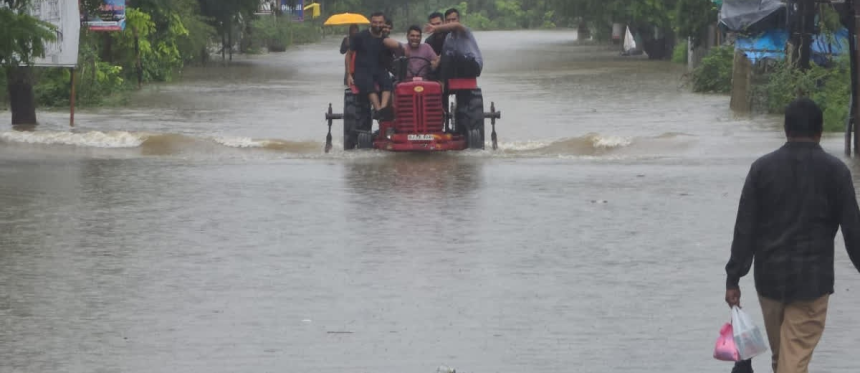 Gujarat Heavy Rain: દક્ષિણ ગુજરાતમાં મેઘતાંડવ: વલસાડમાં 35 ઈંચથી વધુ વરસાદ, 4 જિલ્લામાં શાળા-કોલેજો બંધ, અનેક માર્ગો પાણીમાં ગરકાવ 1 Gujarat Heavy Rain