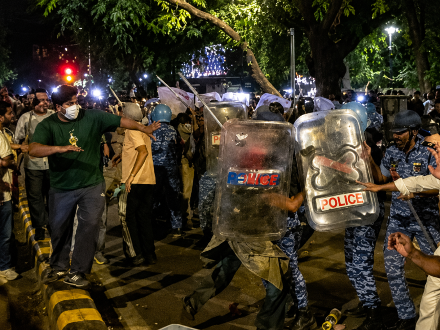 Delhi Protest Violence: દિલ્લી જંતર-મંતર હિંસા: પોલીસનો દાવો - બહારથી 2000 લોકો ઘૂસ્યા, 130 પોલીસ ઘાયલ, 15 FIR દાખલ 1 Delhi Protest Violence
