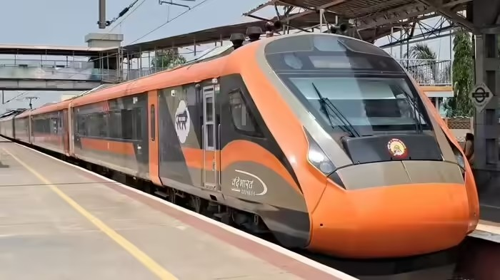 First Freight EMU: વંદે ભારતની તર્જ પર દેશની પહેલી હાઈ-સ્પીડ માલગાડી તૈયાર, ૧૩૦ કિમીની ઝડપે દોડશે ફ્રેટ EMU 1 First Freight EMU