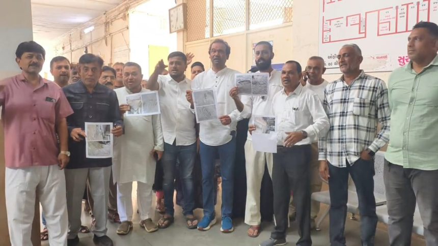 Bharuch Municipality: ભરૂચ પાલિકામાં વિકાસકામોને લઈ સત્તાપક્ષ-વિપક્ષ વચ્ચે ઉગ્ર બોલાચાલી: પ્રમુખની ચેમ્બરમાં જ કોંગ્રેસનું ધરણા પ્રદર્શન 1 Bharuch Municipality