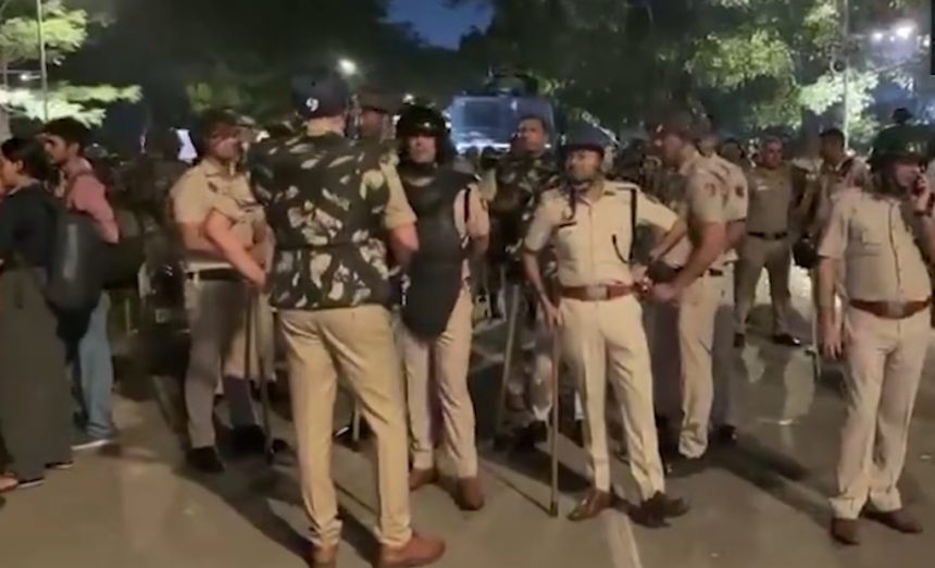 Jantar Mantar Protest: જંતર-મંતર પર ફરી તણાવ, પોલીસ-પ્રદર્શનકારીઓ વચ્ચે અથડામણ, લાઠીચાર્જ-પથ્થરમારાના આક્ષેપો વચ્ચે રાજકીય ઘમાસાણ 1 Jantar Mantar Protest