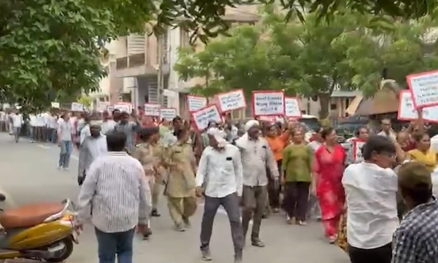 Jamnagar Farmers Protest: જામનગરમાં વીજલાઈન મુદ્દે ખેડૂતોનો ઉગ્ર વિરોધ, ચાર ગણાં વળતર માટે સરકાર સામે આંદોલનની ચેતવણી 1 Jamnagar Farmers Protest