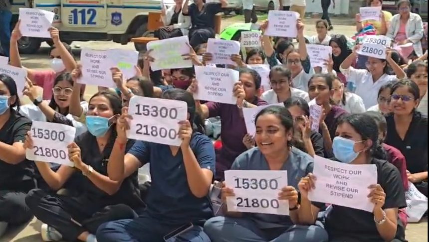 Bharuch Medical College Intern Doctors Protest: ભરૂચ મેડિકલ કોલેજના ઇન્ટર્ન ડોક્ટરો સ્ટાઇપેન્ડ વધારાની માંગ સાથે અનિશ્ચિત હડતાળ પર ઉતર્યા અને બપોર બાદ હડતાળનું સુરસુરિયું 1 Bharuch Medical College Intern Doctors Protest