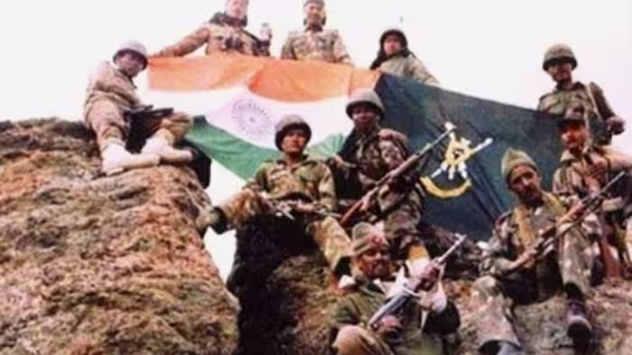 Kargil Vijay Diwas History: કારગિલ વિજય દિવસ વિશેષ: કારગિલ યુદ્ધ ક્યારે શરૂ થયું, કેટલા શહીદ થયા અને જાણો 10 મહત્વપૂર્ણ પ્રશ્નોના જવાબ 1 Kargil Vijay Diwas History