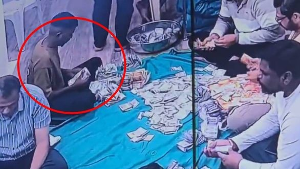 Ambaji Mandir donation theft case: અંબાજી મંદિરમાં દાનની ચોરીનો મામલો, ગણતરી સમયે જ કેમેરા બંધ હોવા પાછળનું શું છે રહસ્ય? 1 Ambaji Mandir donation theft case
