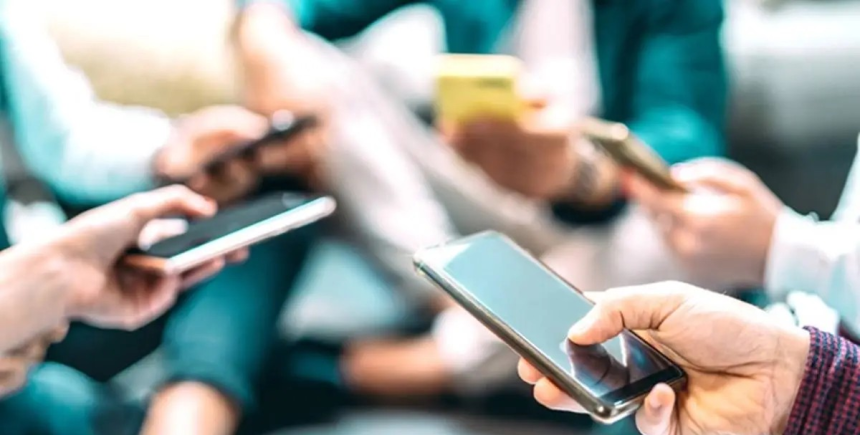 Social media addiction India: ડિજિટલ ગુલામી: ફ્રીનું એપ છે, તેવુ સમજી વાપરો છો પણ તેવુ જરાપણ નથી 1 Social media addiction India