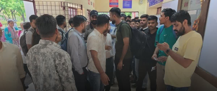 Bharuch Clerk Exam Controversy: ભરૂચમાં ક્લાર્ક ભરતી પરીક્ષામાં મોટો વિવાદ, પેપર લીકની શંકા અને ગેરરીતિના આક્ષેપથી હોબાળો 1 Bharuch Clerk Exam Controversy