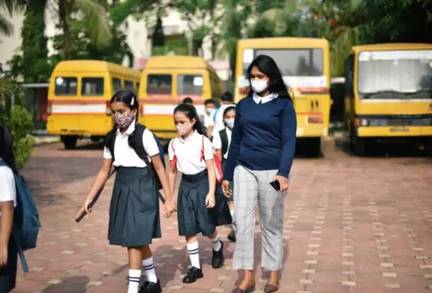 Education Business Gujarat: શિક્ષણનું વ્યાપારીકરણ: ગુજરાતમાં ખાનગી પુસ્તકો-સ્કૂલ સામાનનો ધંધો 3,500 કરોડને પાર 1 Education Business Gujarat