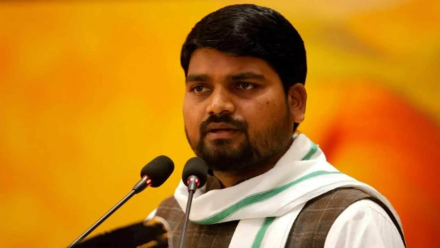 Chaitar Vasava Dediapada seat: ડેડિયાપાડાનું ગણિત: ચૈતરનું પદ રદ કરો તો સહાનુભૂતિ, ના કરો તો કાયદાનો સવાલ! ભાજપની 'વેઇટ અને વોચની નીતિ 1 Chaitar Vasava Dediapada seat