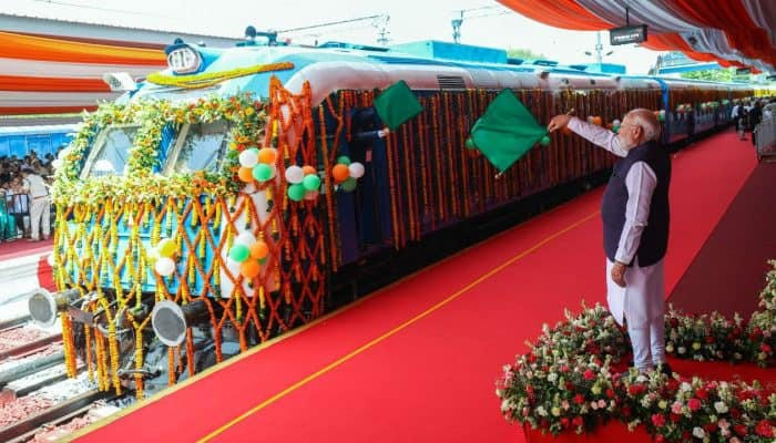 Hydrogen Train India: મેક ઇન ઈન્ડિયા નું નવું ઉદાહરણ: ભારતની પહેલી હાઈડ્રોજન ટ્રેન દોડી, દુનિયાના 5 દેશોમાં સામેલ થયું ભારત 1 Hydrogen Train India