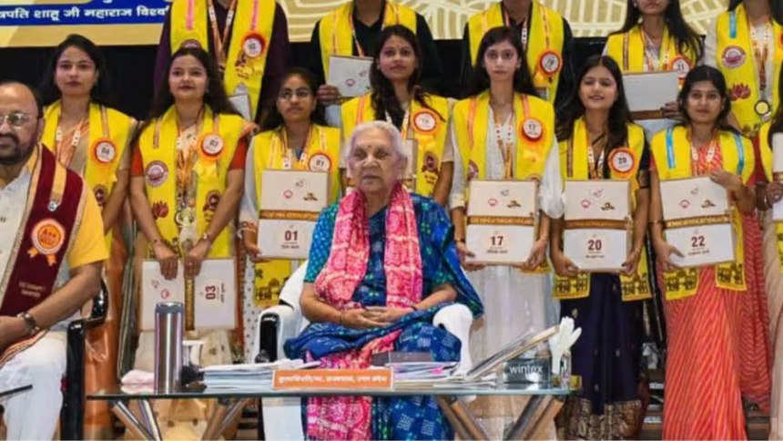 Anandiben Patel Controversy: લખનઉના દીક્ષાંત સમારોહમાં રાજ્યપાલ આનંદીબેન પટેલના નિવેદનથી રાજકારણ ગરમાયું, મહિલાઓ અને સંબંધો અંગેની સલાહ પર ઉઠ્યા સવાલો 1 Anandiben Patel Controversy
