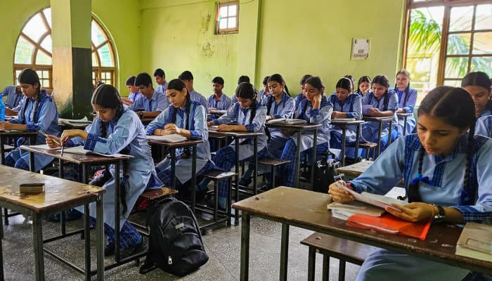 Gujarat School Dropout Crisis: ગુજરાતમાં ધોરણ ૧૨ સુધી પહોંચતા પહેલા ૪૫.૫% વિદ્યાર્થીઓ અભ્યાસ છોડી દે છે: રિપોર્ટ 1 Gujarat School Dropout Crisis
