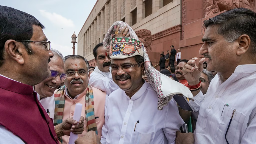 Dharmendra Pradhan: રાજીનામા બાદ પ્રથમ વખત સંસદ પહોંચ્યા ધર્મેન્દ્ર પ્રધાન, ભાજપ સાંસદોએ કર્યું ભવ્ય સ્વાગત 1 Dharmendra Pradhan
