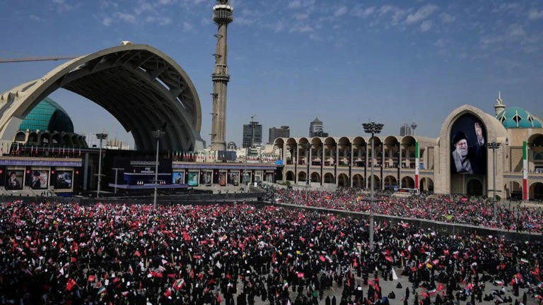 Khamenei Funeral: ઈરાનના સર્વોચ્ચ નેતાના અંતિમ વિદાય સમારોહમાં વિશ્વના ૭૦થી વધુ દેશો જોડાયા, ઈતિહાસમાં યાદગાર રહેશે આ પ્રસંગ 1 Khamenei Funeral