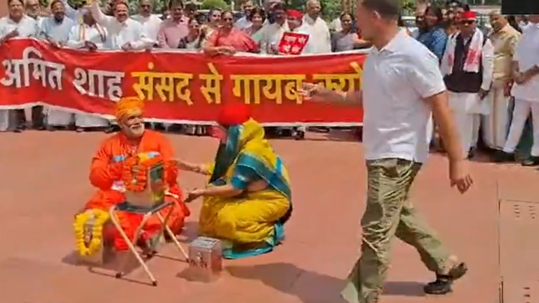 Pappu Yadav Parliament Protest: સંસદ પરિસરમાં પૂજારીના વેશમાં દેખાયા પપ્પુ યાદવ, વિરોધ દરમિયાન કર્યું અનોખું પ્રદર્શન 1 Pappu Yadav Parliament Protest