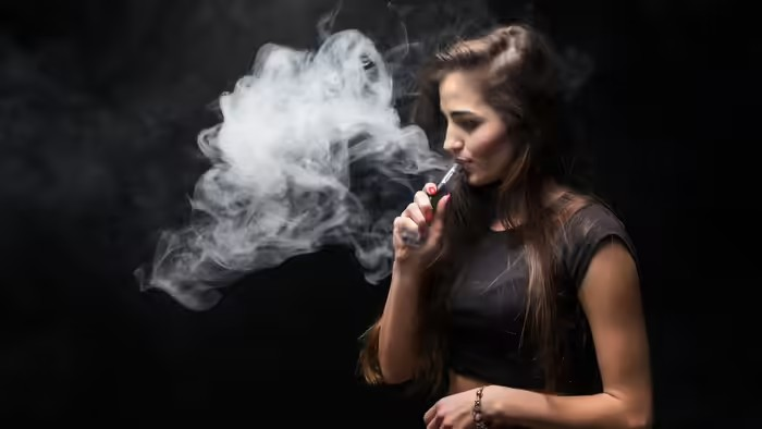 E-Cigarette Health Risks: યુવાનોમાં ઝડપથી વધી રહ્યો છે ઈ-સિગારેટનો ક્રેઝ! કેવી રીતે પોતાના હાથે ફેફસાં અને મગજને નુકસાન પહોંચાડી રહ્યા છે યુવાનો 1 E-Cigarette Health Risks