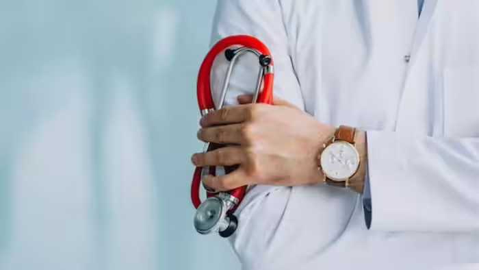 MBBS Doctor Salary: ડૉક્ટરી વ્યવસાયમાં પગારનું ગણિત, જાણો સરકારી અને પ્રાઈવેટ હોસ્પિટલમાં એમબીબીએસ ડૉક્ટરની કમાણી 1 MBBS Doctor Salary