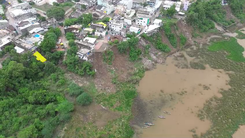 Tapi Riverbank Erosion: કામરેજમાં તાપીનો કહેર, નદીના ભારે ધોવાણથી 25 પરિવારોના ઘરના પાયા દેખાવા લાગ્યા 1 Tapi Riverbank Erosion