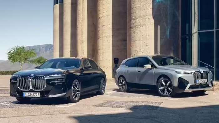 Luxury Electric Car Sales: લક્ઝરી ઇલેક્ટ્રિક કારના વેચાણમાં 105% નો ઉછાળો, BMW-મર્સિડીઝ સહિત આ કંપનીઓએ વેચી આટલી ગાડીઓ 1 Luxury Electric Car Sales
