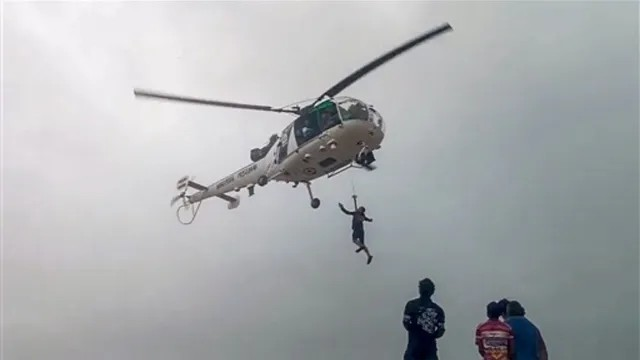 Gujarat Heavy Rain: અમદાવાદ-સુરત સહિત ગુજરાતના અનેક શહેરોમાં જળબંબાકાર, હેલિકોપ્ટરથી લોકોને બચાવવામાં આવ્યા 1 Gujarat Heavy Rain