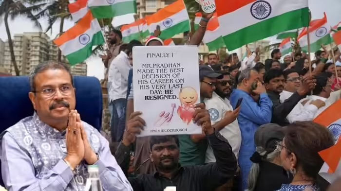 Paper Leak CJP Protest: શિક્ષણ મંત્રાલયમાં મોટો ફેરફાર, ધર્મેન્દ્ર પ્રધાને આપ્યું રાજીનામું, પ્રહલાદ જોશીને મળ્યો વધારાનો કાર્યભાર, 5 મોટા અપડેટ્સ 1 Paper Leak CJP Protest