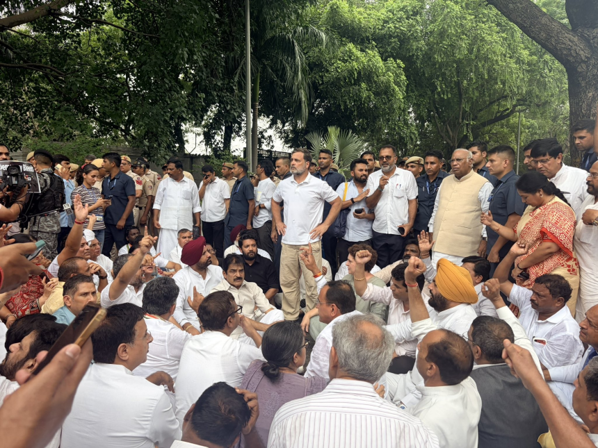 Congress Protest: વિદ્યાર્થીઓના મુદ્દે પ્રધાનમંત્રી આવાસ પાસે કોંગ્રેસના ધરણા, રાહુલ ગાંધી સહિત અનેક નેતાઓ અટકાયતમાં 1 Congress Protest