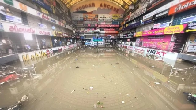 Gujarat Heavy Rain Surat Valsad: દક્ષિણ ગુજરાતમાં મેઘરાજાનું રૌદ્ર સ્વરૂપ, સુરત અને વલસાડમાં જળબંબાકાર, મુખ્યમંત્રી ભૂપેન્દ્ર પટેલ સ્થિતિની સમીક્ષા કરશે 1 Gujarat Heavy Rain Surat Valsad