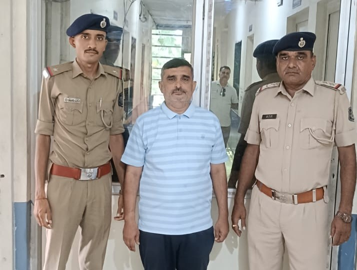 Teacher Suspended for Alcohol Misconduct: ઉનાની શાળામાં શિક્ષકની શરમજનક કરતૂત, વિદ્યાર્થી પાસે દારૂ મંગાવતા શિક્ષણ જગતમાં ભારે રોષ 1 Teacher Suspended for Alcohol Misconduct