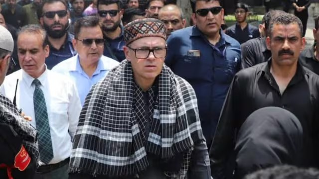 J&K Reservation Policy: જમ્મુ-કાશ્મીરમાં સરકારી નોકરીમાં આરક્ષણનો વિવાદ ગરમાયો, ઉમર અબ્દુલ્લાએ 50% આરક્ષણની કરી ભલામણ 1 J&K Reservation Policy
