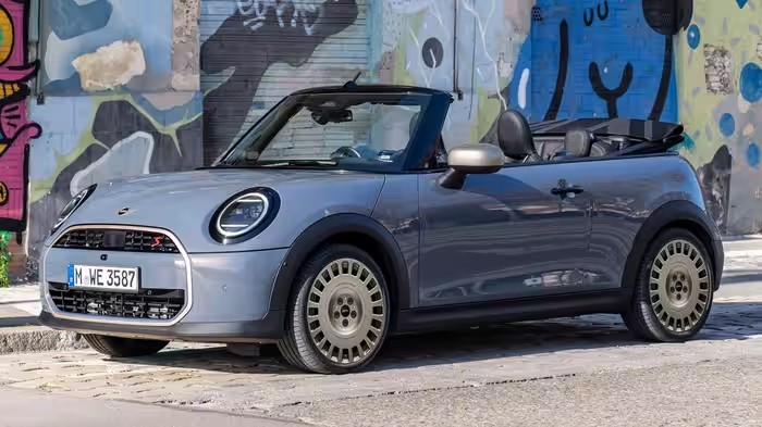MINI Convertible Stardust Edition: ₹62.90 લાખની આ લક્ઝરી કારમાં શું છે ખાસ? 1 MINI Convertible Stardust Edition