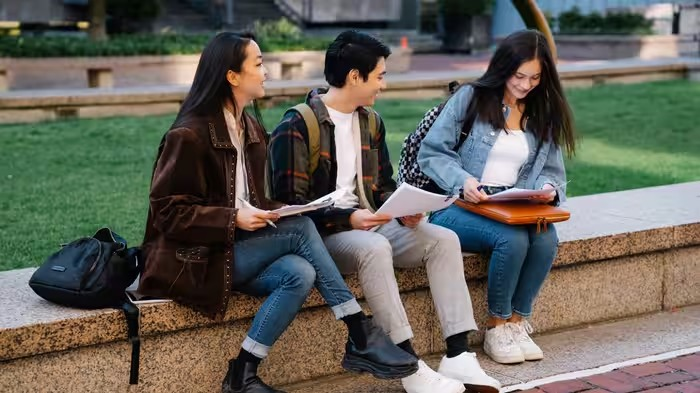 Study Abroad Tips: વિદેશ અભ્યાસ માટે જઈ રહ્યા છો? એક્સપર્ટ્સે આપી ખાસ સલાહ, સ્કિલ ડેવલપમેન્ટવાળા કોર્સ પસંદ કરો 1 Study Abroad Tips
