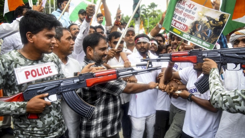 Bihar RJD Protest: બિહારમાં AK-47 વિવાદ વચ્ચે RJD ની લોક ભવન સુધી કૂચ, તેજસ્વી યાદવને કસ્ટડીમાં લેવાયા 1 Bihar RJD Protest