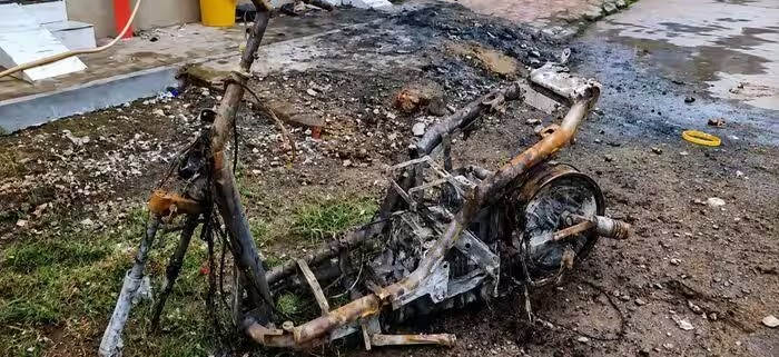 Ratlam Electric Scooter Fire: રતલામમાં ઘરમાં ઉભેલા ઈલેક્ટ્રિક સ્કૂટરમાં ભીષણ આગ, વિસ્ફોટથી માતા-પુત્રી 60%થી વધુ દાઝ્યાં 1 Ratlam Electric Scooter Fire