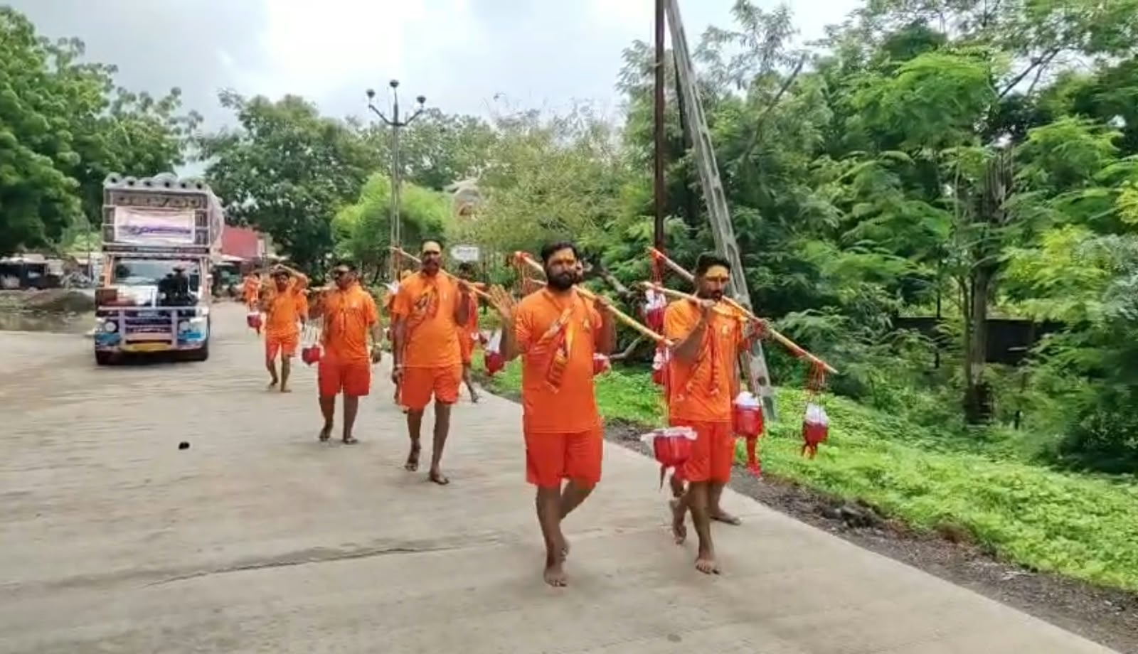 Zadeshwar Nilkantheshwar Temple: ઝાડેશ્વરના નીલકંઠેશ્વર મંદિર ઘાટ બંધ રહેતા જળ વિના પરત ફર્યા કાવડયાત્રીઓ: લીલા તોરણે પાછા ફરતા શિવભક્તોમાં રોષ 2 WhatsApp Image 2026 08 04 at 8.59.13 AM 1