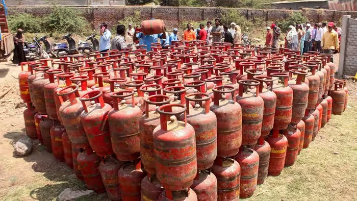 Convert Normal LPG To Ujjwala: નોર્મલ LPG કનેક્શનને આ રીતે બદલો ઉજ્જવલા યોજનામાં, જાણો સ્ટેપ-બાય-સ્ટેપ ઓનલાઇન પ્રોસેસ 1 Convert Normal LPG To Ujjwala