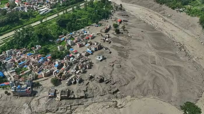Nepal Flood: નેપાળમાં વિનાશક પૂરનું કારણ શું? ચીનના ગ્લેશિયર બાંધકામના દાવાથી બિહાર સુધી ખતરો 1 Nepal Flood