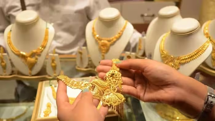 Gold Demand Falls: ભાવ ઘટ્યા છતાં કેમ ઘટી રહી છે સોનાની માંગ? જાણો 5 મોટા કારણો 1 Gold Demand Falls