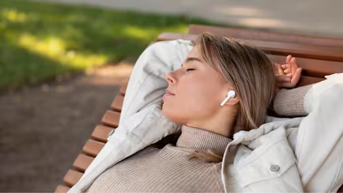 Sleeping with Earbuds: Earbuds લગાવીને ઊંઘવાની આદત છે? જાણો તે તમારા કાન અને ઊંઘ માટે કેટલી જોખમી બની શકે 1 Sleeping with Earbuds