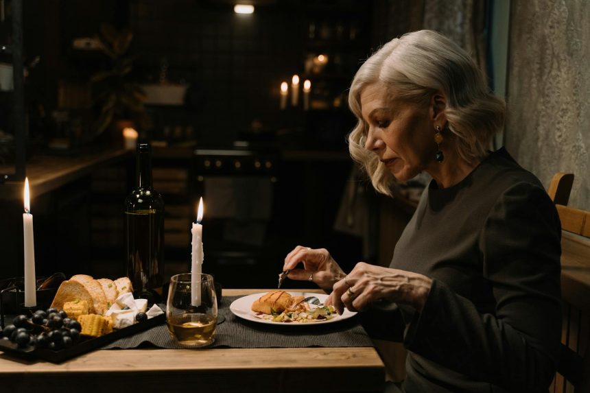 Eating Alone Mental Health: એકલા જમવાની આદત મેન્ટલ હેલ્થ માટે બની શકે છે નુકસાનકારક, જાણો એક્સપર્ટ્સ શું કહે છે 1 Eating Alone Mental Health