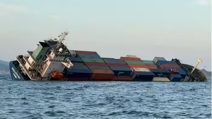 Indian Ship Attack Red Sea: લાલ સમુદ્રમાં ભારતીય ધ્વજવાળા જહાજ પર હુમલો, તમામ 14 ક્રૂ સભ્યો સુરક્ષિત બચાવાયા 1 Indian Ship Attack Red Sea