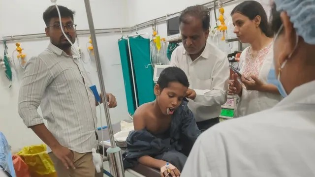 Surat Navid Accident Case: સુરત બાળક અકસ્માત, ગળામાં લોખંડનો સળિયો આરપાર છતાં બચ્યો 13 વર્ષનો નાવેદ 1 Surat Navid Accident Case