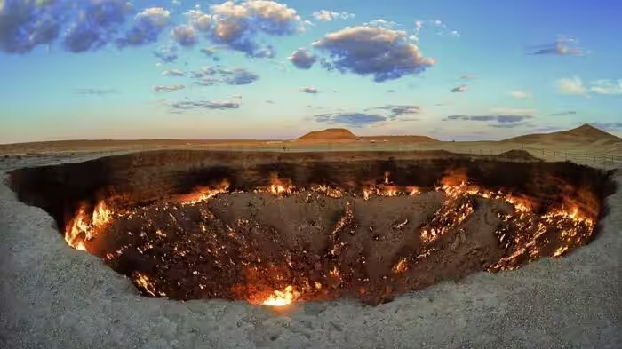 Turkmenistan Door to Hell: કારાકુમ રણમાં 55 વર્ષથી સળગી રહ્યો છે ‘નરકનો દરવાજો’, જાણો રહસ્યમય ગેસ ક્રેટરની કહાની 1 Turkmenistan Door to Hell