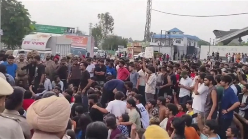 LPU Student Protest: કથિત રેપ કેસમાં ન્યાયની માંગને લઈને LPUમાં તણાવ, ગાડીઓ-ઇમારતોમાં તોડફોડ અને આગચંપી 1 LPU Student Protest